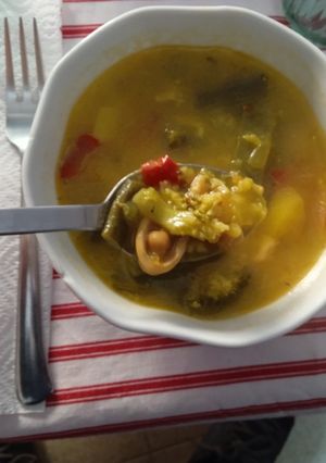 Una foto de Potaje de garbanzos, bacalao y sepia