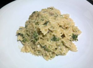Foto de Farfalle com champignon e brócolis