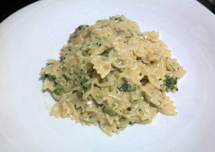 Farfalle com champignon e brócolis