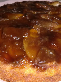Una foto de Tarta invertida con mucha manzana y caramelo