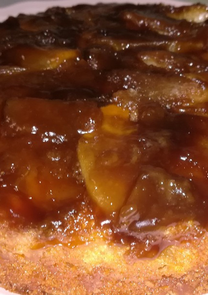 Una foto de Tarta invertida con mucha manzana y caramelo