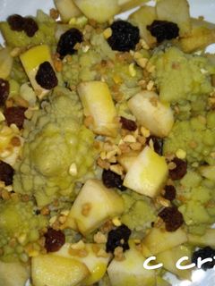 Una foto de Romanesco con manzana y pasas al crocanti
