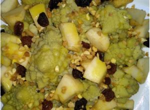 Una foto de Romanesco con manzana y pasas al crocanti