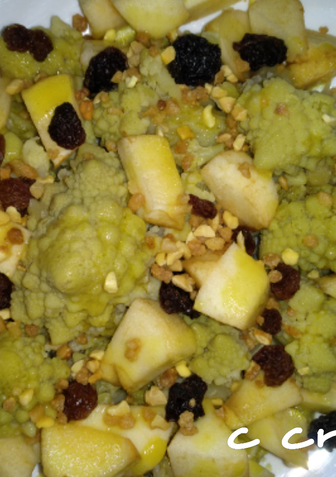 Una foto de Romanesco con manzana y pasas al crocanti