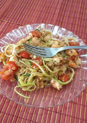 Una foto de Spaguettis de calabacín al ajillo