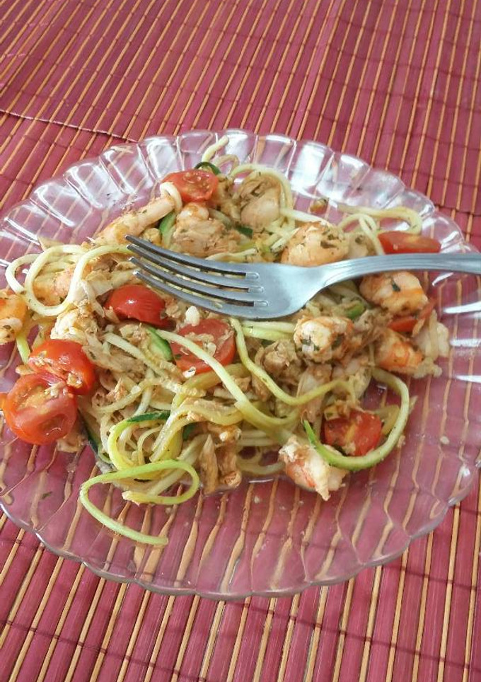 Una foto de Spaguettis de calabacín al ajillo