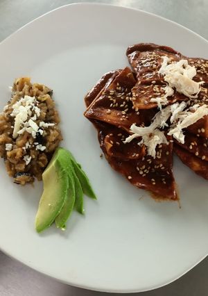 Una foto de Chilaquiles Enmolados