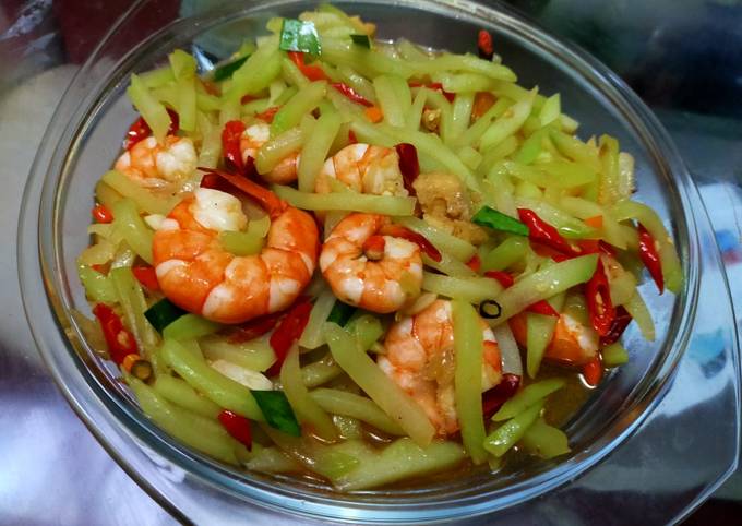 Sepiring udang labu yang disajikan dengan kuah santan kental dan potongan labu kuning yang empuk, siap untuk dinikmati