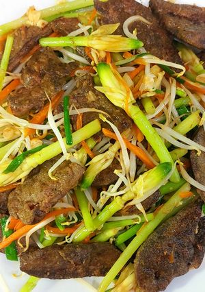Hình của món Gan heo chiên xào hoa gừng, giá đỗ và cà rốt.