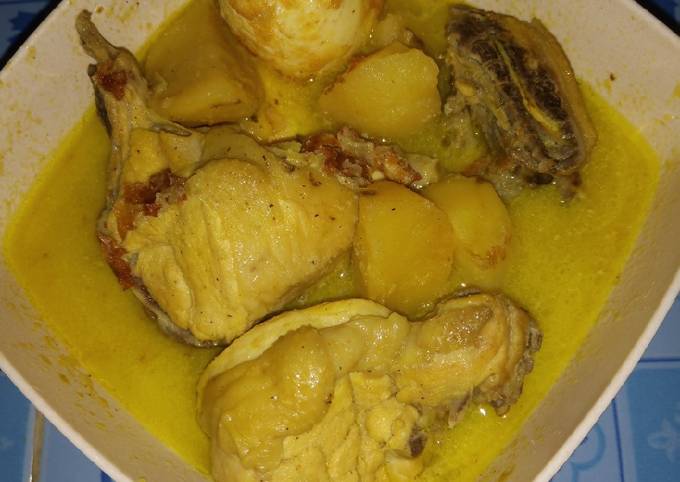 Opor ayam kentang telur