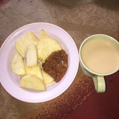 A picture of Fry yam and sauce.