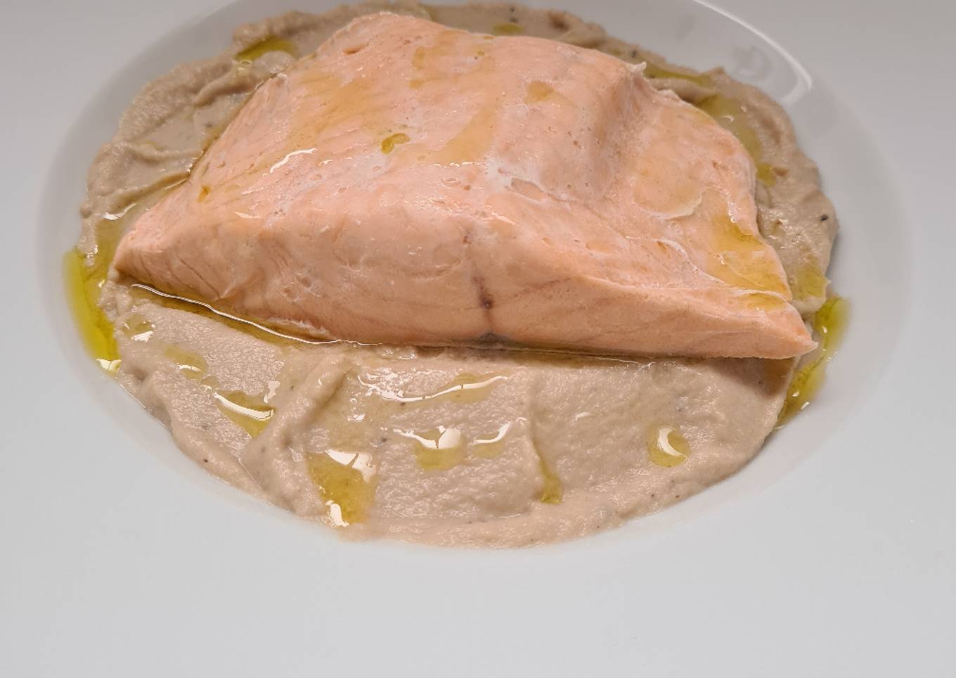 Puré de coliflor al ajo negro con pavé de salmón al baño María