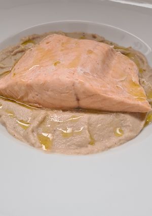 Una foto de Puré de coliflor al ajo negro con pavé de salmón al baño María