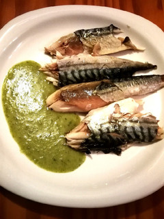 Una foto de Verat al horno con salsa verde