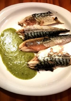 Una foto de Verat al horno con salsa verde