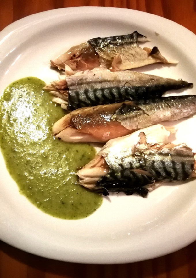 Una foto de Verat al horno con salsa verde