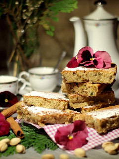 Una foto de Brownie de Chocolate Blanco, Canela y Pistachos
