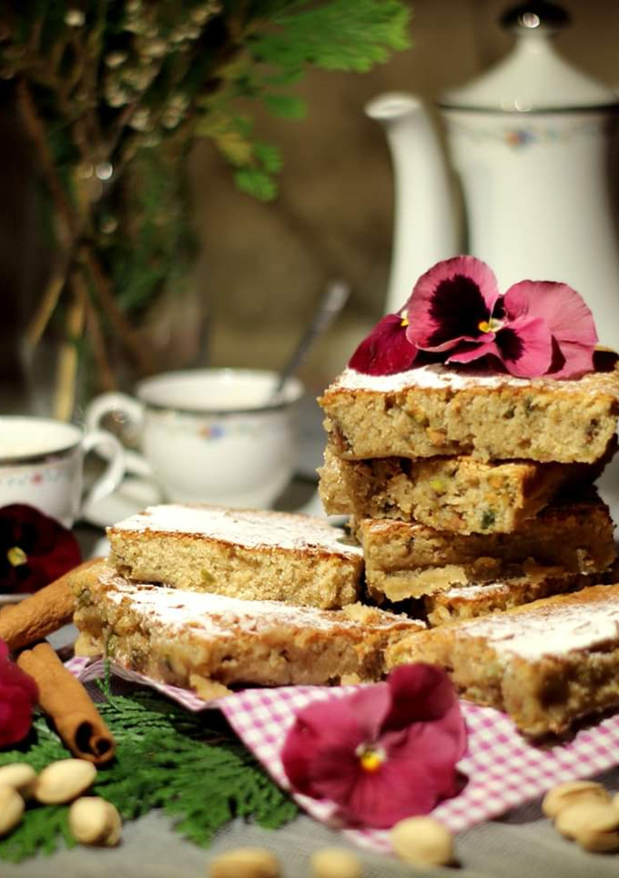 Una foto de Brownie de Chocolate Blanco, Canela y Pistachos