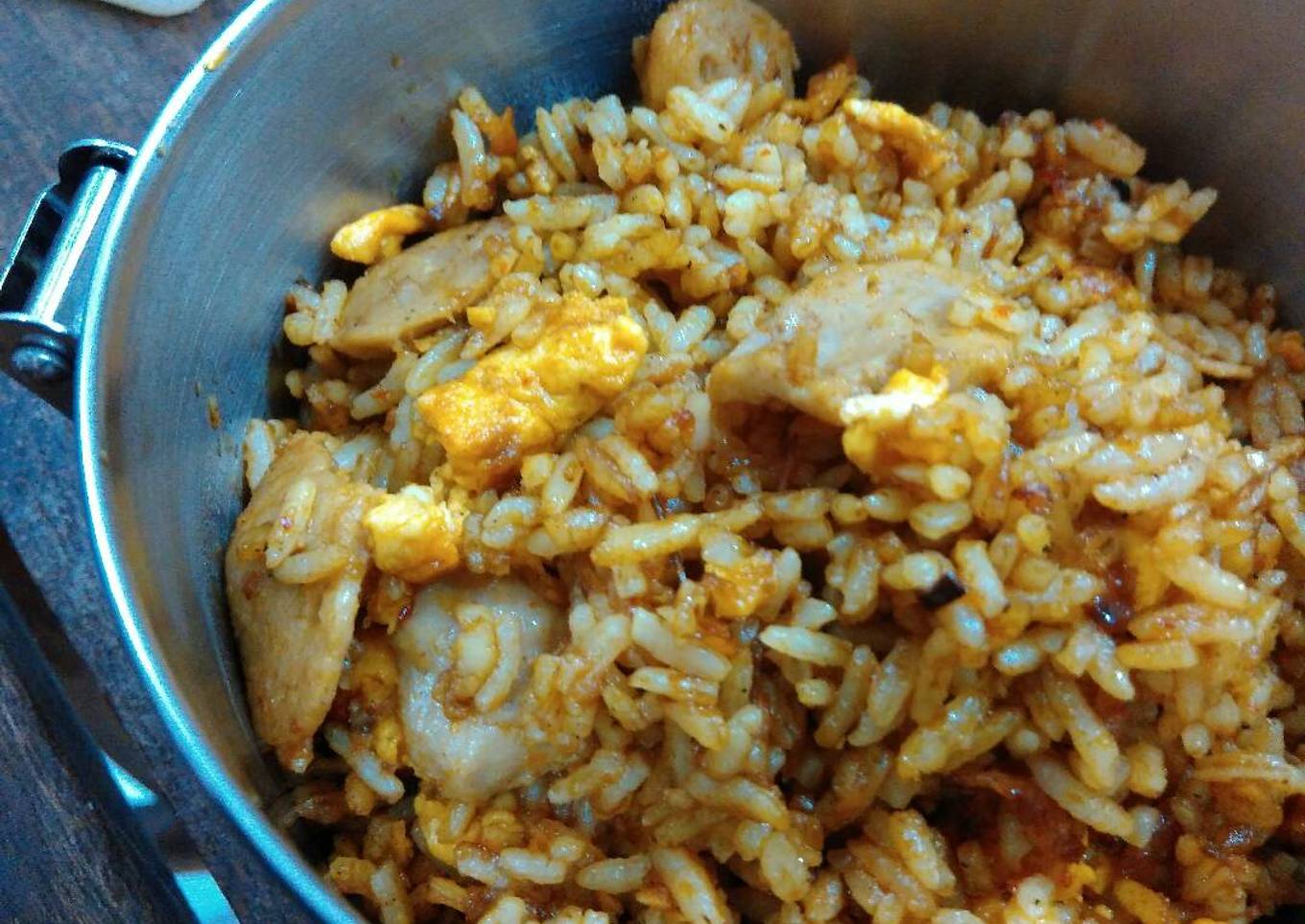 Resep Nasi goreng dengan bumbu rendang, rasanya pedas gurih! Cocok buat
anak kos Anti Gagal