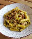 Macarrones de cúrcuma al pesto con bacon