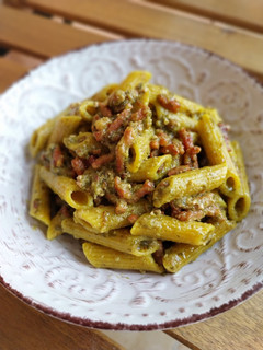 Una foto de Macarrones de cúrcuma al pesto con bacon