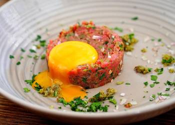 Easiest Way to Cook Appetizing Venison tartare with vinaigrette and garlic chips