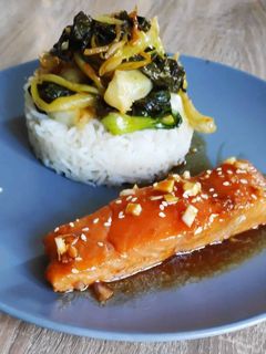Une photo de Saumon laqué, Pak choï sauté et riz