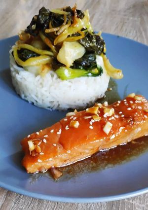 Une photo de Saumon laqué, Pak choï sauté et riz