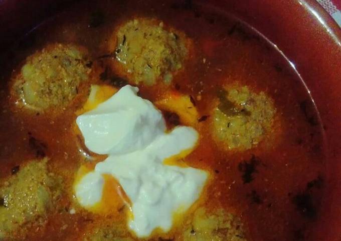 Ricetta di Qualsiasi notte della settimana Ciorba de perisoare (polpettine in brodo o zuppa)