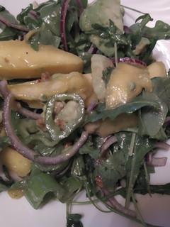 Una foto de Ensalada de rúcula y mango con vinagreta de miel