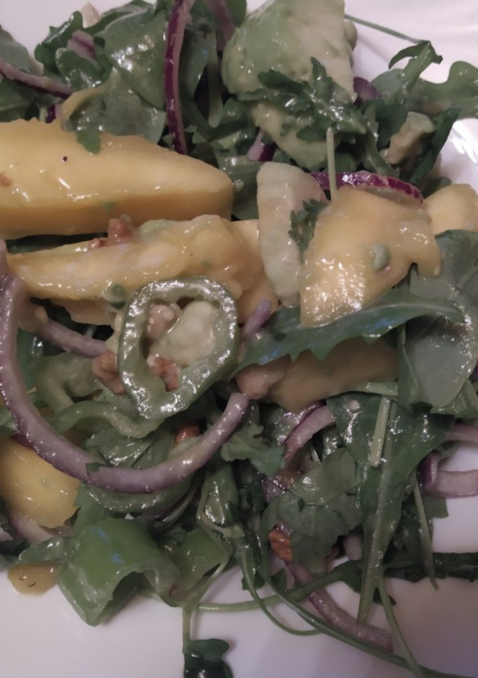 Una foto de Ensalada de rúcula y mango con vinagreta de miel