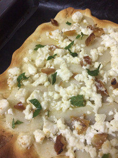 Una foto de Pizza fresca con Pera y Menta