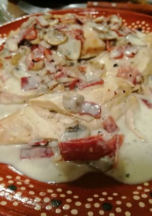 Una foto de Pechugas de pollo en salsa de champiñón y tocino