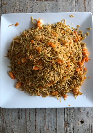Une photo de Nouilles sautées aux légumes et crevettes 🇨🇳