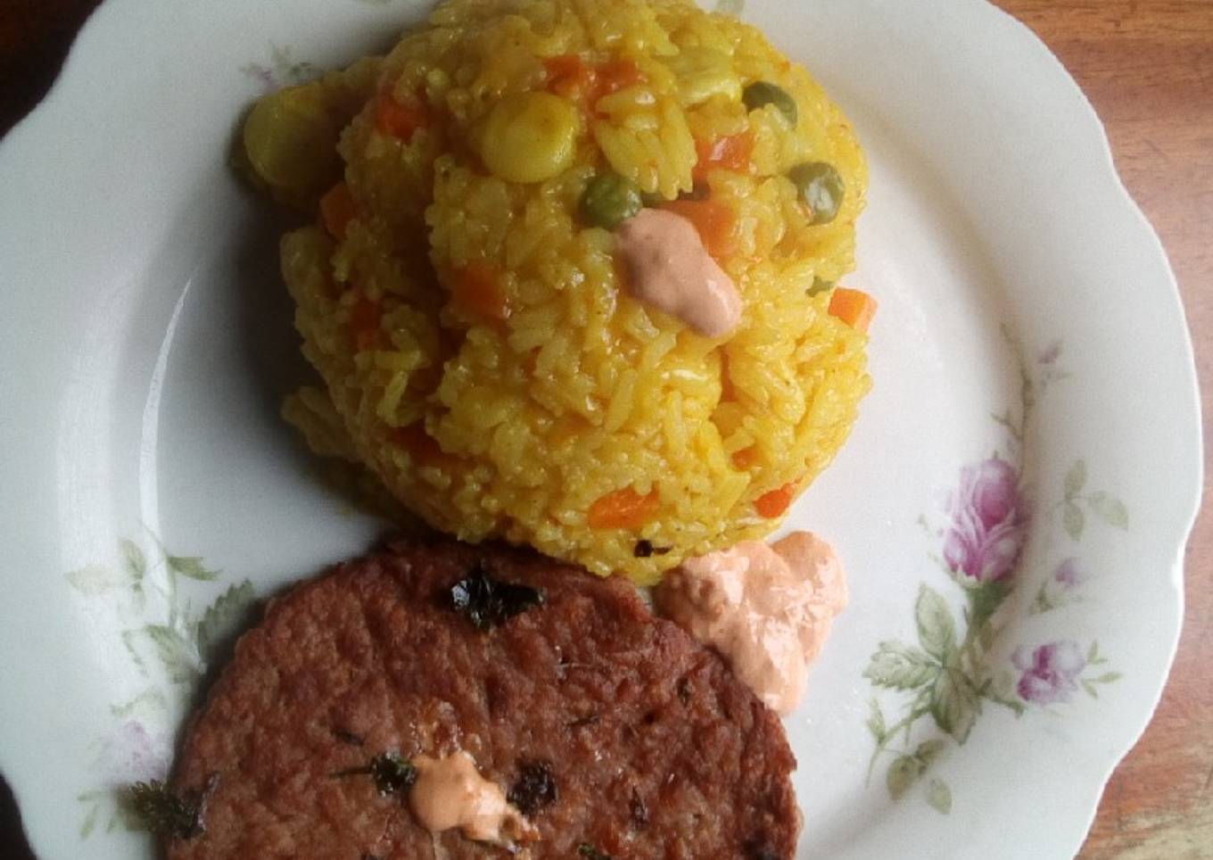Arroz a la Jardinera con Hamburguesa de Carne