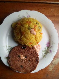 Una foto de Arroz a la Jardinera con Hamburguesa de Carne