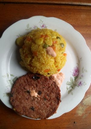 Una foto de Arroz a la Jardinera con Hamburguesa de Carne