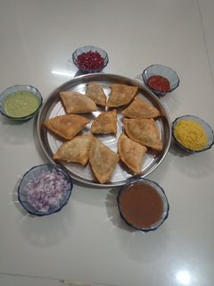 સમોસા ચાટ (Samosa Chaat Recipe in Gujarati) રેસીપી મુખ્ય ફોટો