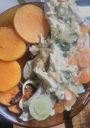 Una foto de Pescado sobre colchón de verduras a la crema