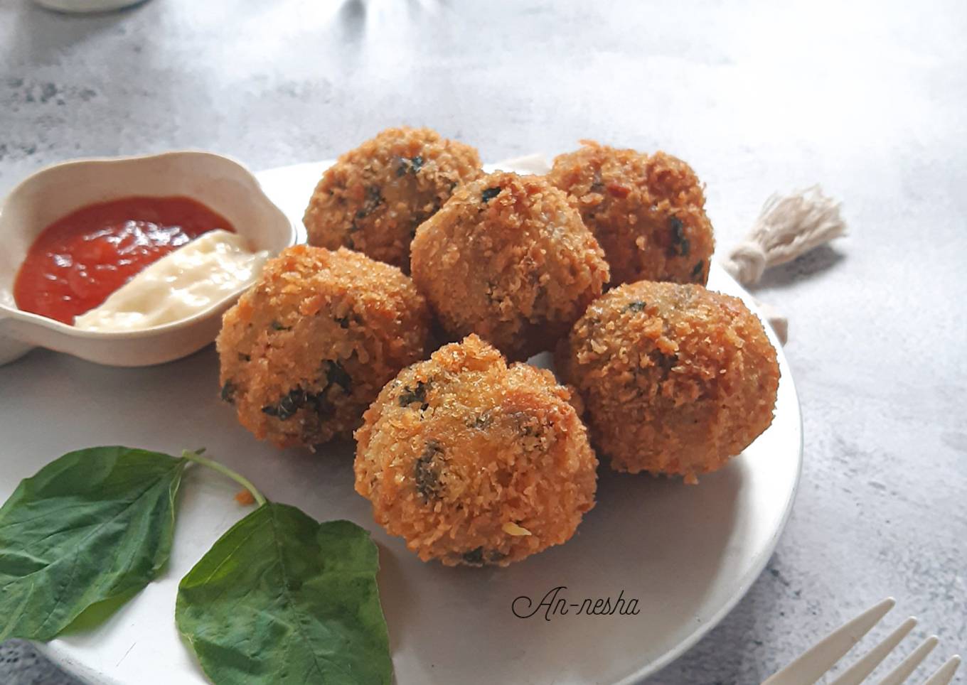 370.Bola Nasi Bayam Isi Keju