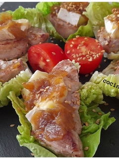Una foto de Solomillo de cerdo con queso y cebolla caramelizada