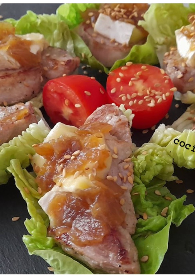 Una foto de Solomillo de cerdo con queso y cebolla caramelizada