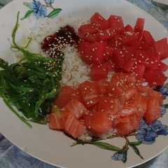 Una foto de Poke de salmón con wakame y fruta