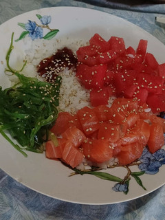 Una foto de Poke de salmón con wakame y fruta
