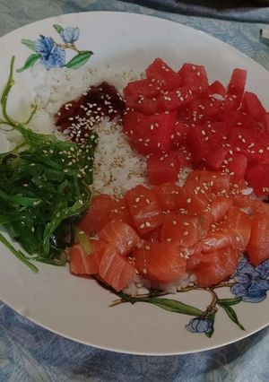 Una foto de Poke de salmón con wakame y fruta