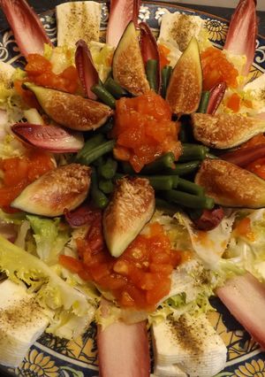 Una foto de Endibias rojas con brevas y queso