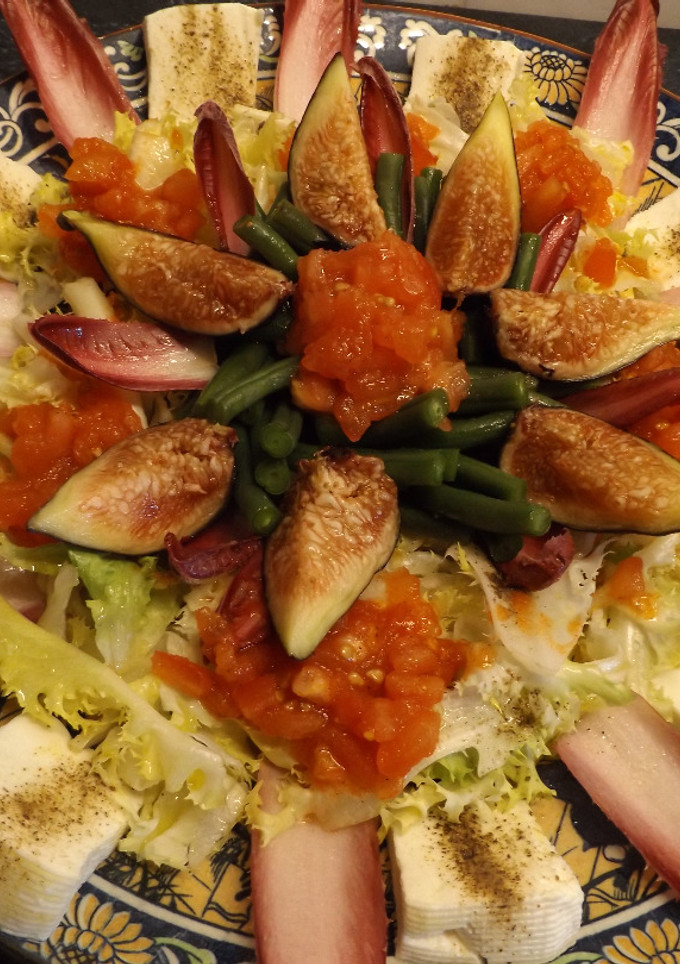 Una foto de Endibias rojas con brevas y queso