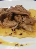 Straccetti di Pollo serviti su Polenta Arrostita con Peperoncino