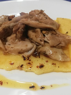 Foto di Straccetti di Pollo serviti su Polenta Arrostita con Peperoncino