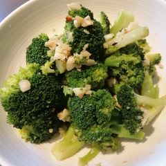 A picture of Garlicky Buttered Brocolli.